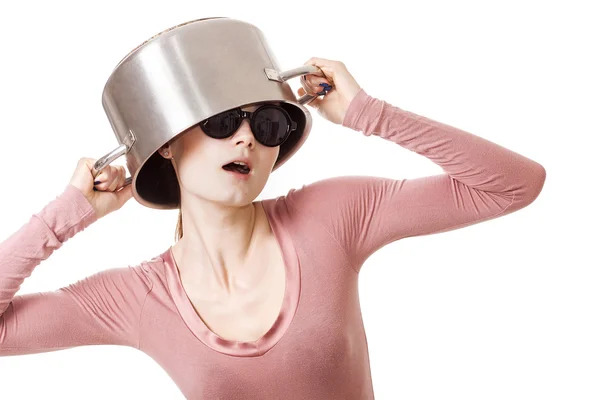 Retrato de chica divertida con olla de sopa como sombrero y gafas de sol —  Fotos de Stock