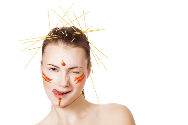 Flicka med spaghetti och tomat sås på kinderna blinka — Stockfoto
