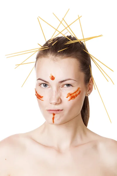 Ragazza con spaghetti nei capelli e salsa sulle guance — Foto Stock