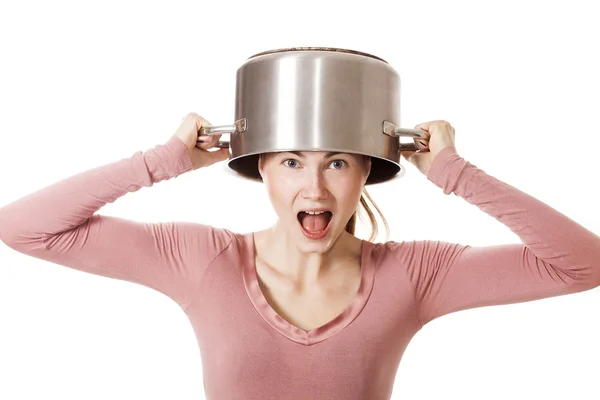 Urla e divertente ragazza ritratto indossando pentola zuppa come cappello — Foto Stock