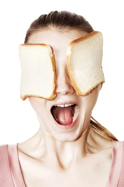 Портрет кричащей девушки с ломтиками бутерброда на глазах — стоковое фото
