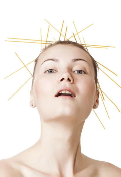 Vacker flicka närbild porträtt med spaghetti i håret — Stockfoto