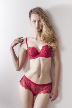 Kırmızı iç çamaşırı giyen ve seyir şehvetli kadın portre