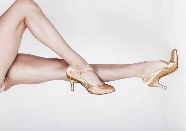 Beautiful dancer legs wearing ballet shoes horizontal — ストック写真