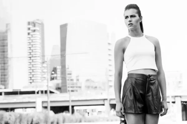 Hermoso retrato de mujer en la ciudad — Foto de Stock