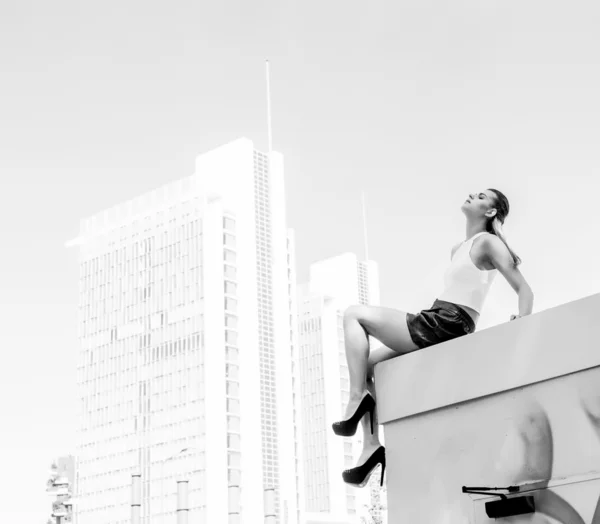 Hermoso retrato de mujer posando en la ciudad —  Fotos de Stock