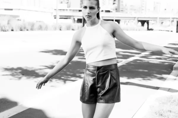 Hermoso retrato de mujer caminando en la ciudad —  Fotos de Stock