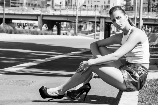 Woman portrait sitting on the sidewalk and looking — ストック写真