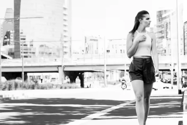 Mujer caminando por la ciudad —  Fotos de Stock