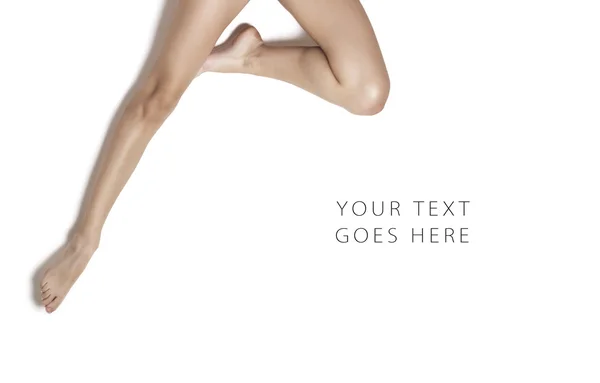Красивая позиция ноги девушки на белом фоне карты — стоковое фото