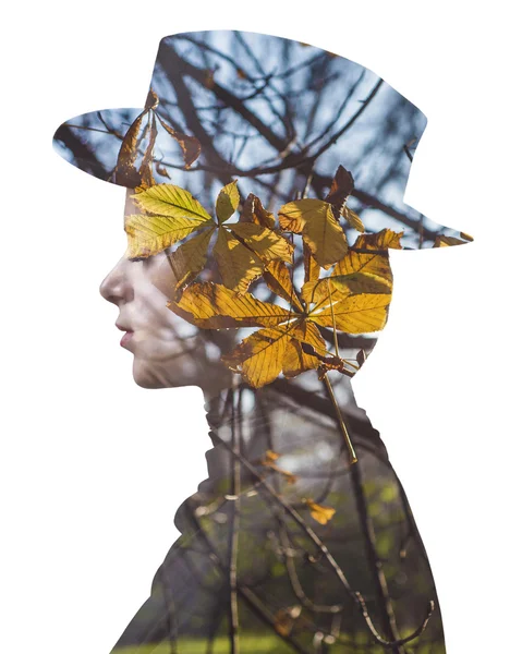 Doble exposición de la niña con sombrero y hojas de otoño —  Fotos de Stock