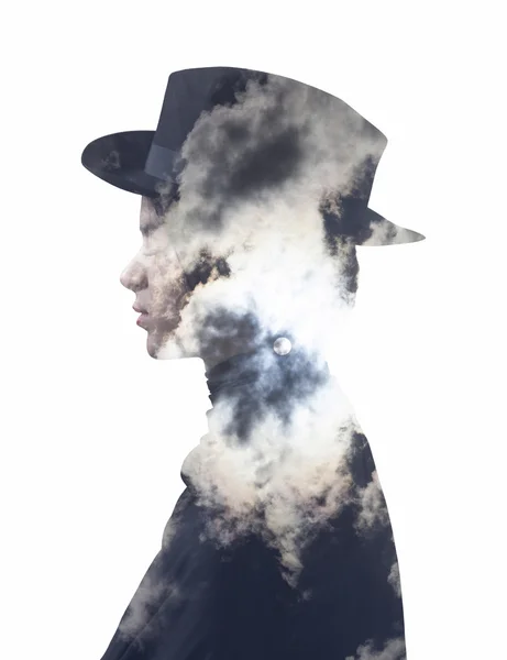 Kaksinkertainen altistuminen tyttö yllään hattu ja täysikuu taivas — kuvapankkivalokuva