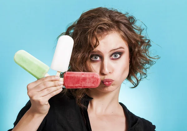 Vacker flicka håller tre popsicles och att göra roliga expressi — Stockfoto