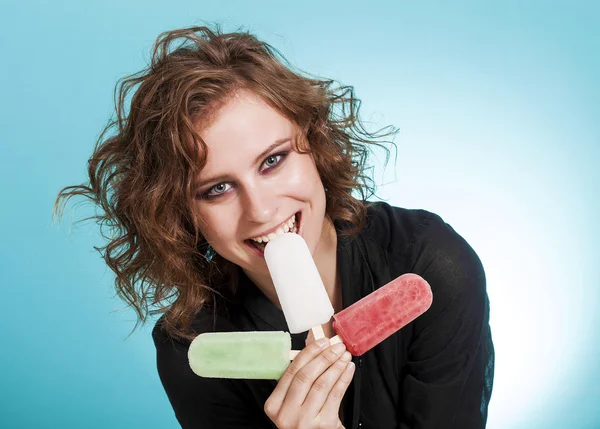 Beautiful girl holding three popsicles and smiling — Stockfoto