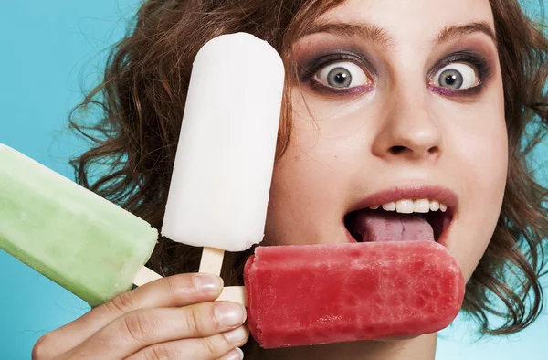 Beautiful girl portrait holding three popsicles closeup — Stockfoto