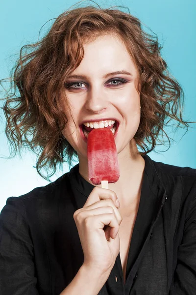 Cheerful girl portrait eating a strawberry popsicle closeup — Stockfoto