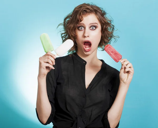 Surprised girl portrait holding three popsicles — Stockfoto