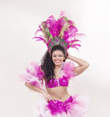 Pembe kostüm giyen ve poz güzel samba dansçısı