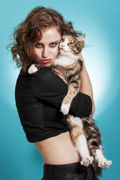 Carino ragazza ritratto abbracciare un bel gatto — Foto Stock