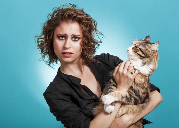 Грустный портрет девушки с котом в руках — стоковое фото