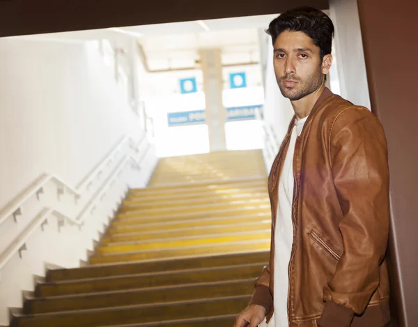 Retrato de hombre guapo cerca de las escaleras del metro mirando a la cámara —  Fotos de Stock