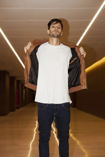 Handsome man portrait in the subway taking off the jacket — Stock Photo, Image