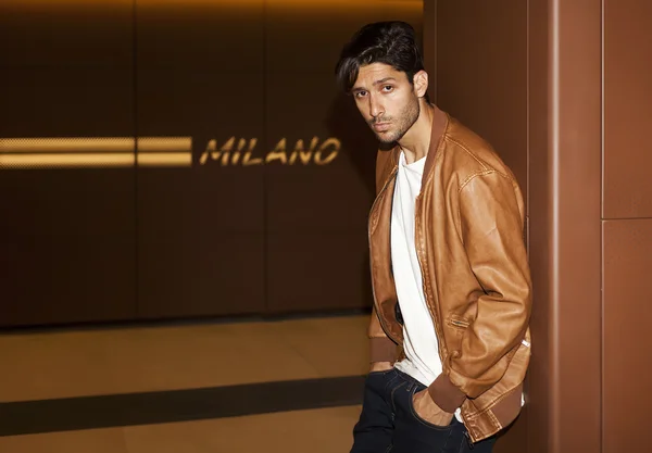 Retrato de hombre guapo en el metro de Milán en Italia — Foto de Stock