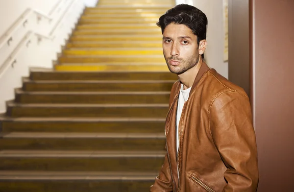 Hombre guapo cerca de las escaleras del metro mirando a la cámara — Foto de Stock