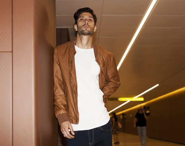 Beau portrait d'homme dans le métro levant les yeux — Photo