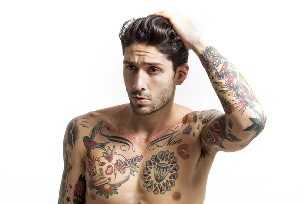 Beau tatoué homme regardant de côté — Photo