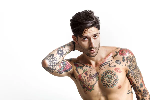 Knappe getatoeëerd man Portret posing — Stockfoto