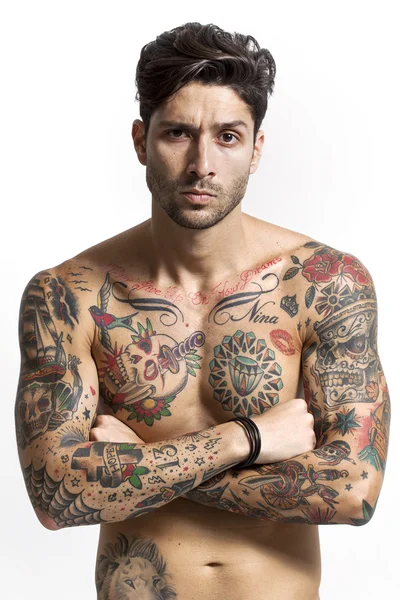 Sexy tatuato uomo ritratto con braccia incrociate — Foto Stock