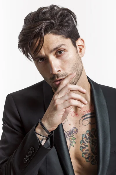 Sexy tatuado homem closeup retrato vestindo casaco preto e olhar — Fotografia de Stock