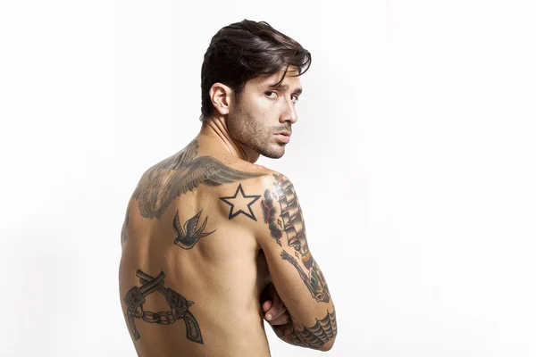 Sexy hombre tatuado atrás retrato mirando a la cámara — Foto de Stock