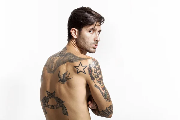 Sexy tatuado homem de volta retrato olhando para câmera — Fotografia de Stock