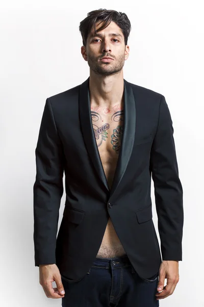 Szexi tetovált ember visel fekete kabát — Stock Fotó