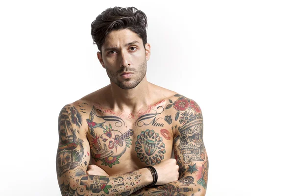 Sexy getatoeëerd man portret met gekruiste armen kijken camera — Stockfoto