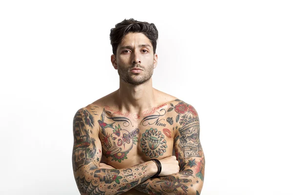 Hombre guapo y sexy tatuado retrato con brazos cruzados — Foto de Stock