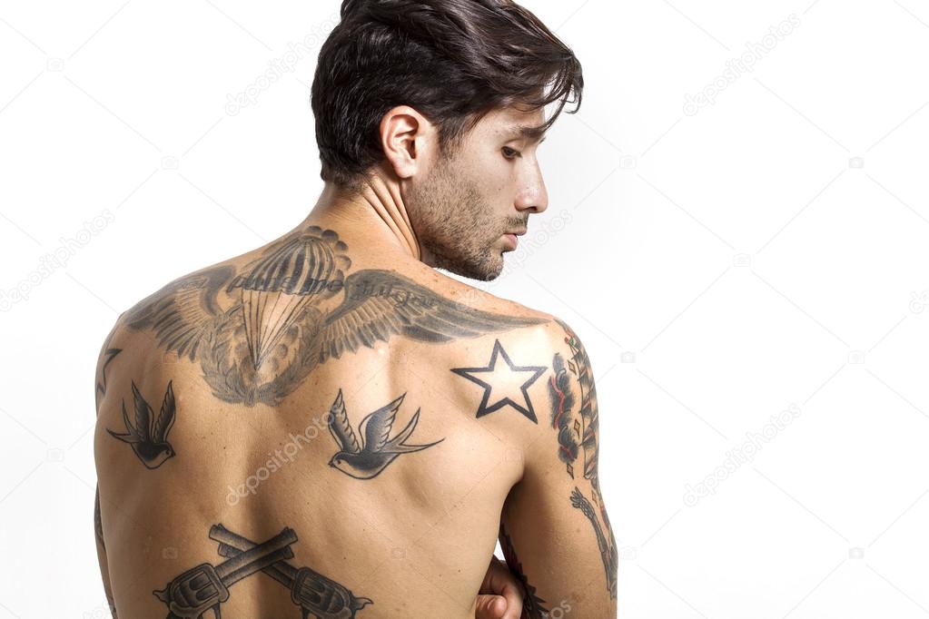 Hombre guapo y sexy tatuado primer plano retrato de espalda