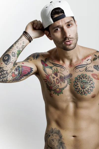 Szép tetovált férfi portré visel baseball sapka — Stock Fotó