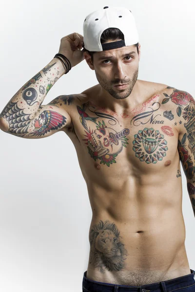 Handsome and sexy tattooed man portrait wearing baseball cap — Stock Photo, Image