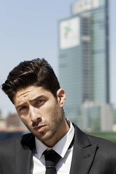 Retrato de hombre de negocios guapo en Milán —  Fotos de Stock