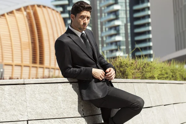 Handsome businessman portrait looking at camera and city backgro — Stock Photo, Image