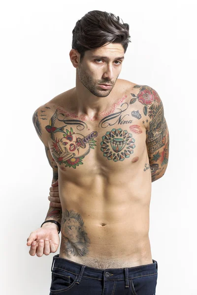 Bonito e sexy tatuado homem retrato olhando para a câmera — Fotografia de Stock