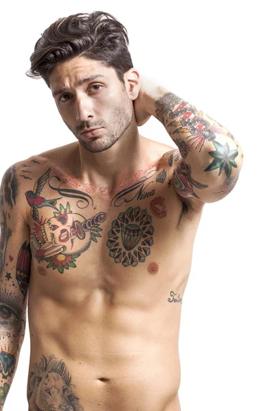 Hombre guapo tatuado mirando la cámara — Foto de Stock