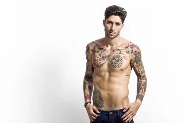 Yakışıklı ve seksi dövmeli adam portresi