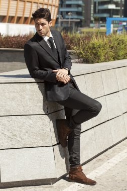 Yakışıklı işadamı bir yana ve şehir arka planı arıyorum