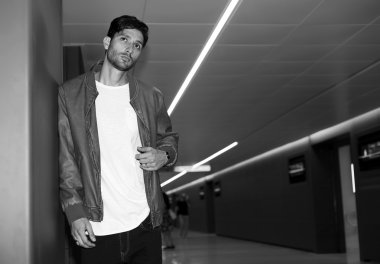 Yakışıklı adam portre metro siyah ve beyaz