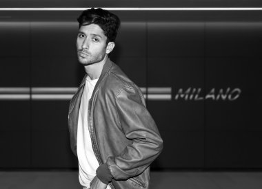 Milan metro İtalya tek renkli yürüyen adam portresi