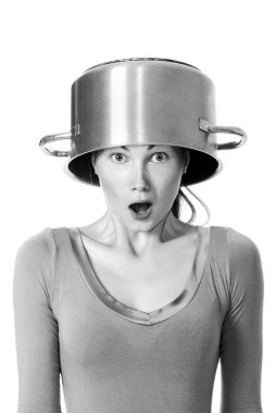 Çorba kazanı şapka siyah ve beyaz olarak giyen sürpriz kız